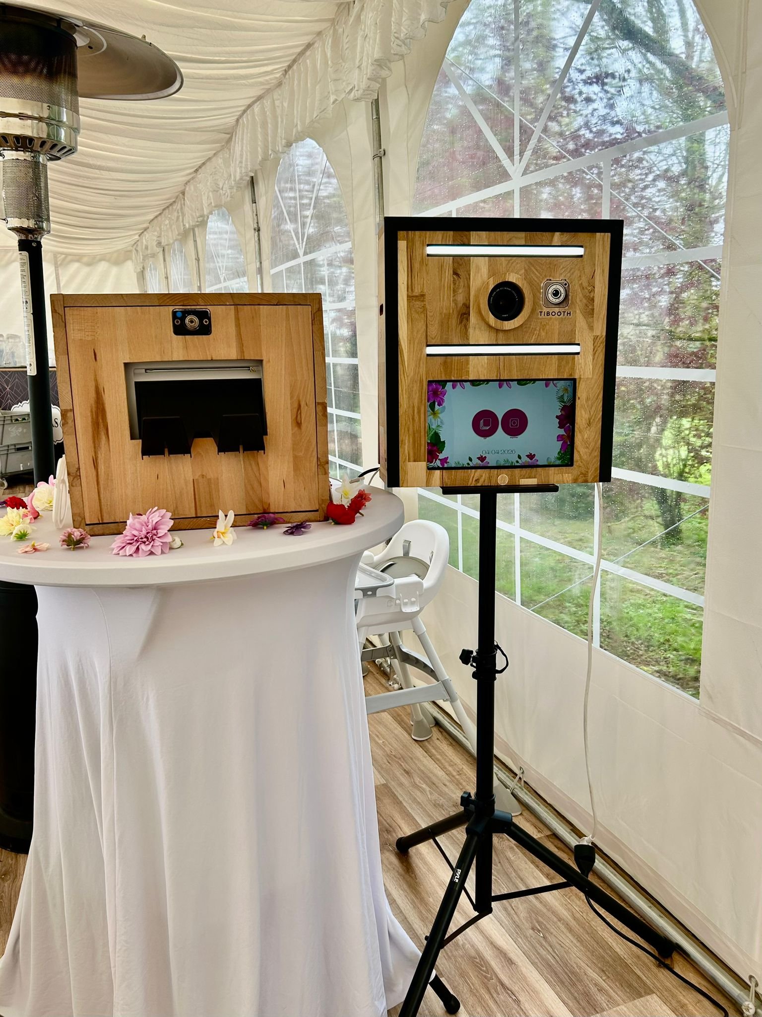 Photobooth Tibooth en bois installé sous une tente de mariage